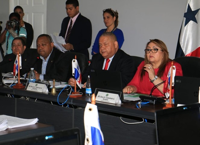 Noticia Radio Panamá | Robinson responsabiliza al Director de Inadeh por no aprobación de traslados