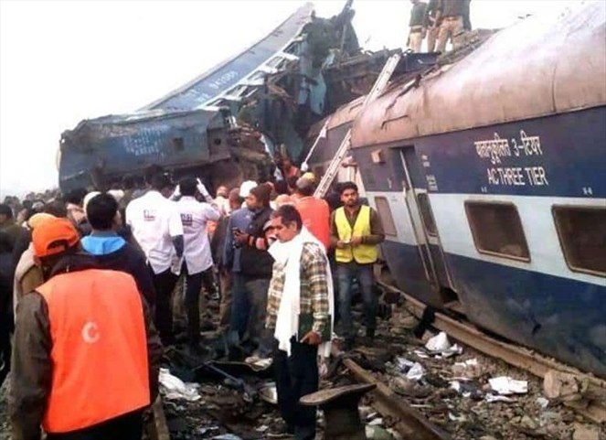 Noticia Radio Panamá | Tren arrastra a multitud en el norte de India