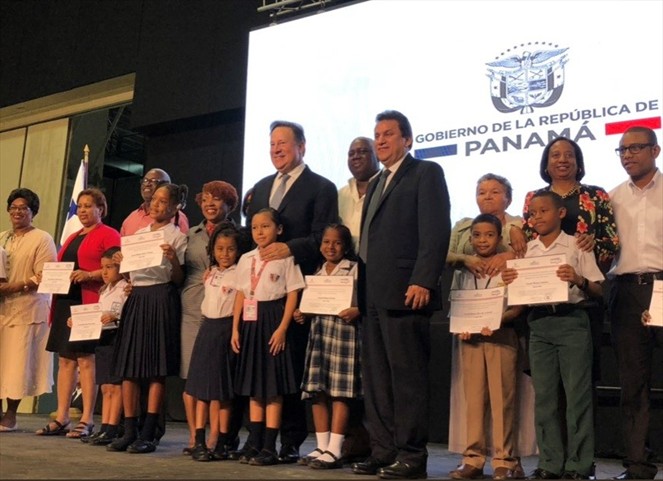 Noticia Radio Panamá | 286 escuelas oficiales son acreditadas como centros de formación bilingüe