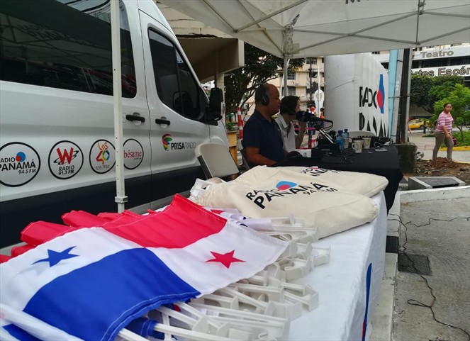 Noticia Radio Panamá | Radio Panamá y la Casa De La Carne entregan banderas panameñas