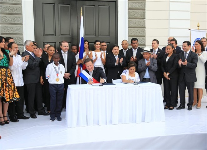 Noticia Radio Panamá | Presidente sanciona nueva Ley de Colón Puerto Libre