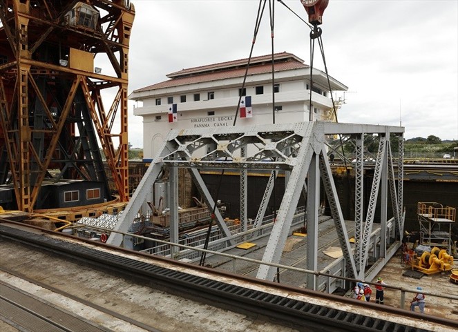 Noticia Radio Panamá | Antiguo puente giratorio de Miraflores en desmantelamiento