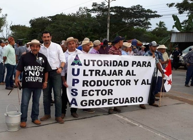 Noticia Radio Panamá | Productores protestan por importaciones en el puente sobre el río La Villa