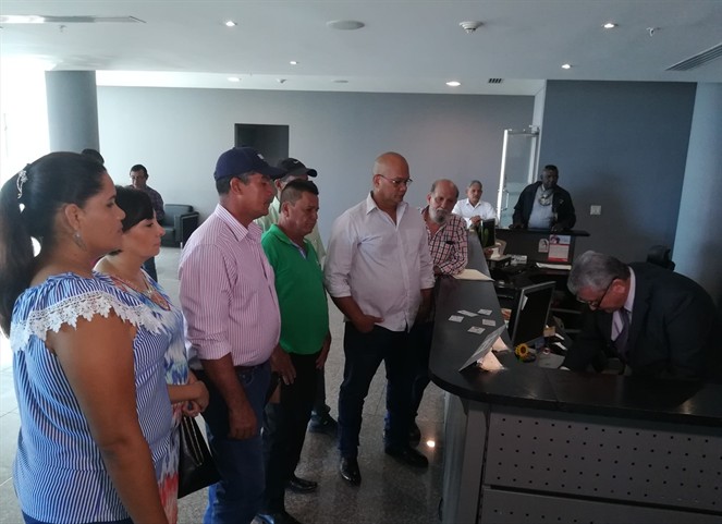 Noticia Radio Panamá | Productores de Barú presentan denuncia penal contra el Presidente Varela