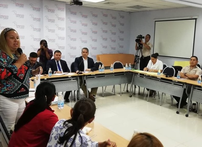 Noticia Radio Panamá | MEDUCA, docentes de inglés se reúnen en la Defensoría del Pueblo