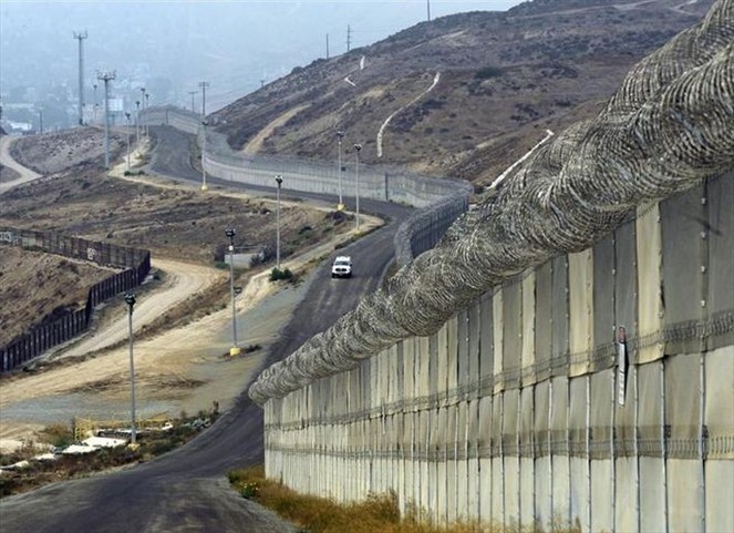 Noticia Radio Panamá | Cámara de Representantes de EE.UU aprueba recursos para muro fronterizo con México