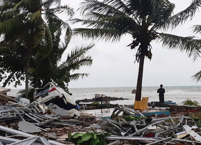 Noticia Radio Panamá | Aumenta números de muertos y heridos tras tsunami en Indonesia