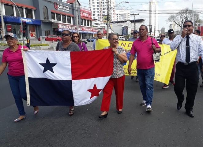 Noticia Radio Panamá | Docentes protestan por incumplimiento de acuerdos por parte del Gobierno