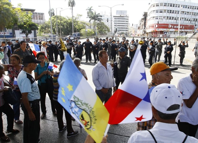 Noticia Radio Panamá | Unidades de la PN impiden paso de jubilados a los predios de la Asamblea Nacional