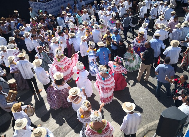 Noticia Radio Panamá | Radio Panamá se vistió de gala para el Desfile de las Mil Polleras