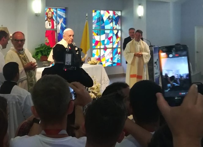 Noticia Radio Panamá | Papa Francisco realiza visita sorpresa al Colegio Las Esclavas