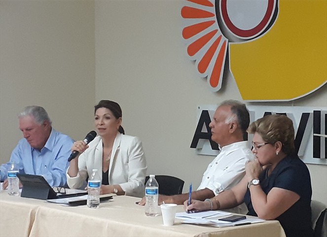 Noticia Radio Panamá | Candidatos por la libre postulación se reúnen con miembros de la Asociación de Avicultores