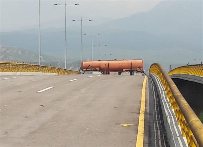 Noticia Radio Panamá | Militares venezolanos cierran puente ante llegada de ayuda humanitaria
