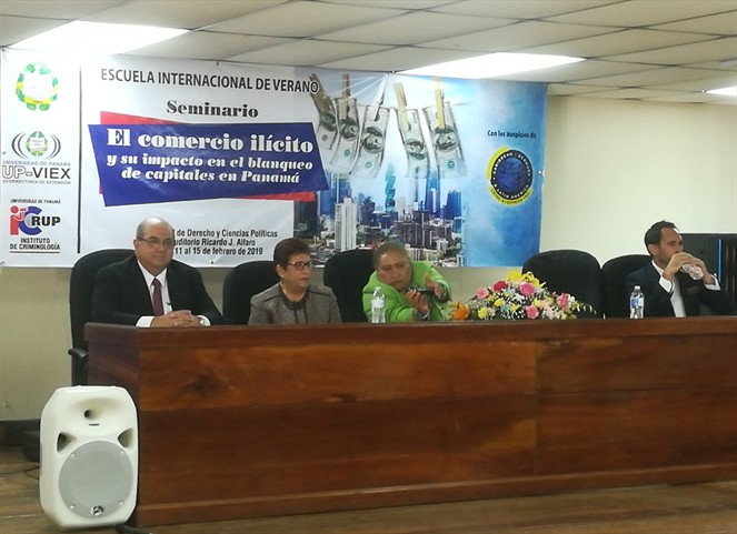 Noticia Radio Panamá | Especialistas debaten sobre comercio ilícito y blanqueo de capitales