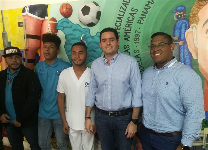 Noticia Radio Panamá | Carrizo participa en conversatorio con estudiantes de Udelas