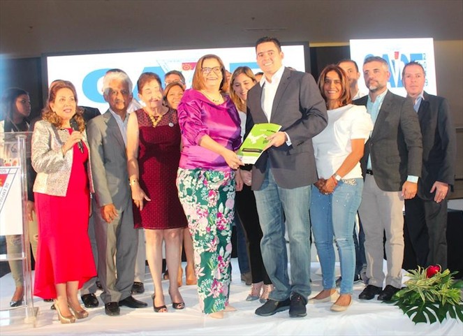 Noticia Radio Panamá | Candidatos presentan propuestas en CADE Colón