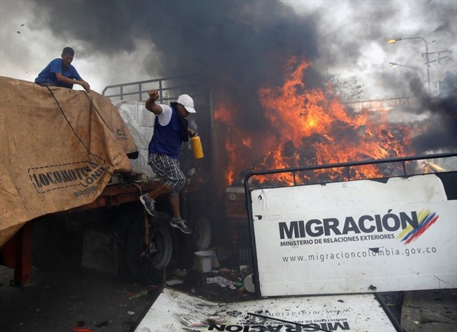 Noticia Radio Panamá | Adeptos a Maduro queman camiones con ayuda humanitaria para el pueblo venezolano