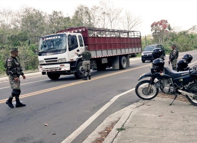 Noticia Radio Panamá | Detectan vehículo que transportaba migrantes ocultos desde Darién