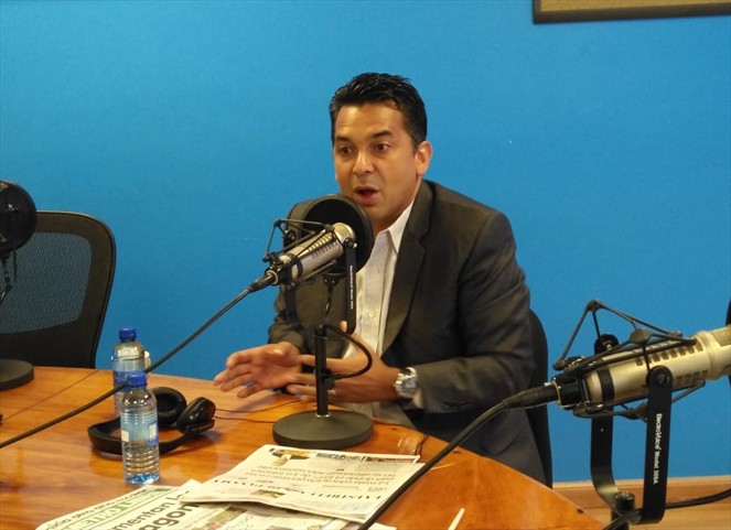 Noticia Radio Panamá | Lombana firma compromiso ciudadano y responde a cuestionamientos