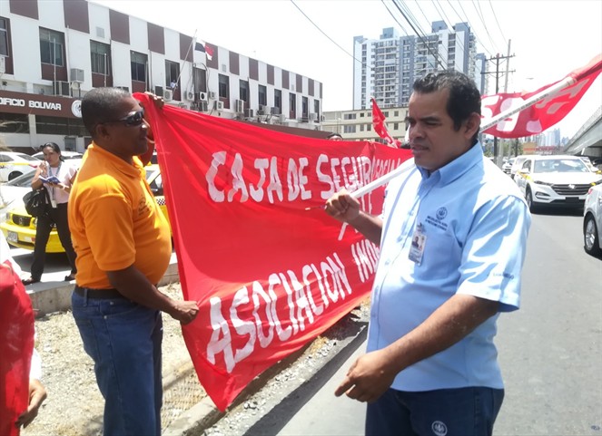 Noticia Radio Panamá | Funcionarios de la CSS protestan en la Transistmica