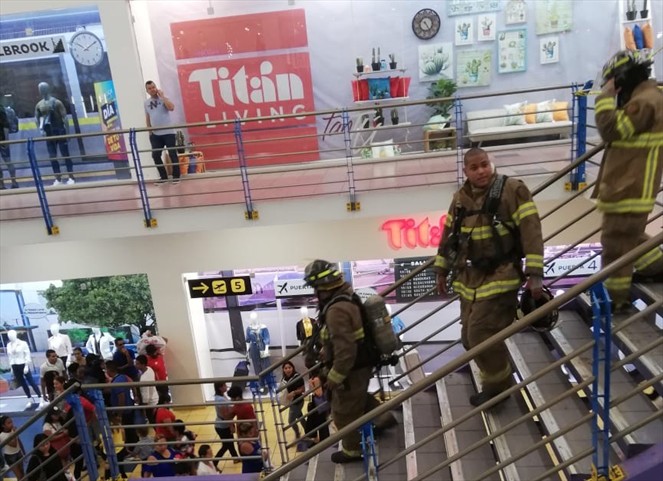 Noticia Radio Panamá | Estallido de fuegos artificiales en Albrook Mall fue por supuesto intento de robo