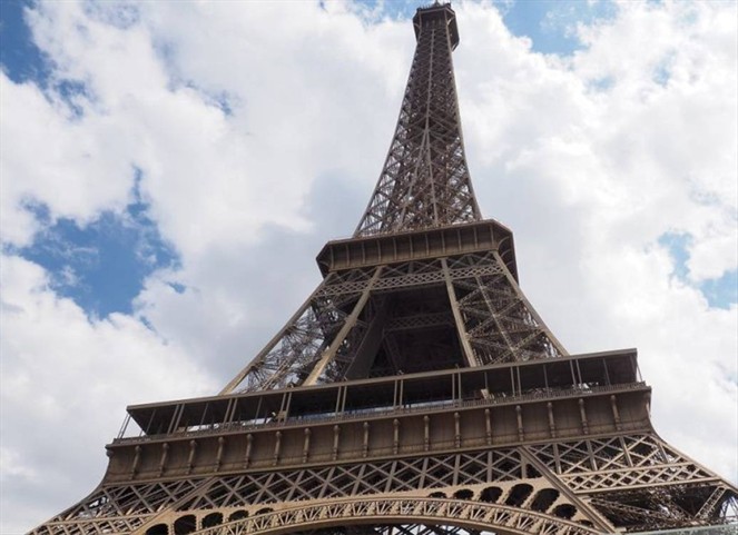 Noticia Radio Panamá | Celebran 130 aniversario de la Torre Eiffel