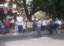 Noticia Radio Panamá | Ambientalistas protestan en el Ministerio de Ambiente por terminal petrolera en Isla Boná