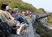 Noticia Radio Panamá | Donald Trump da un paso más en su ofensiva contra migrantes