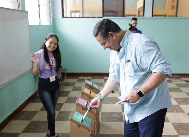 Noticia Radio Panamá | Marco Ameglio deposita su voto en el Inst. Técnico Don Bosco