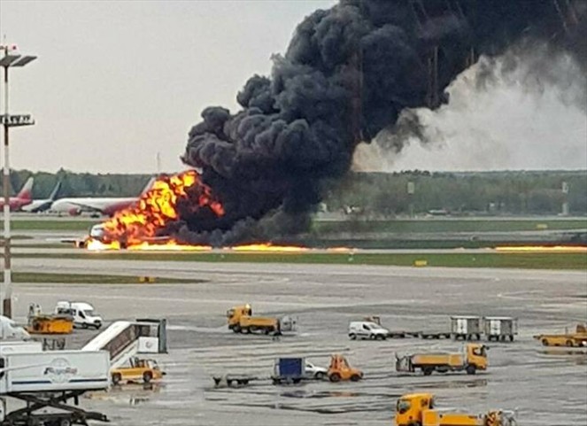 Noticia Radio Panamá | Trece muertos tras incendio de avión en Moscú