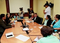 Noticia Radio Panamá | Autoridades de la CSS se reunen con pacientes afectados con dietilenglicol