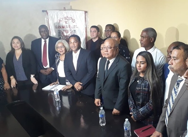 Noticia Radio Panamá | Comienza acercamiento entre el alcalde Gerald Cumberbatch y su sucesor Héctor Valdés Carrasquilla