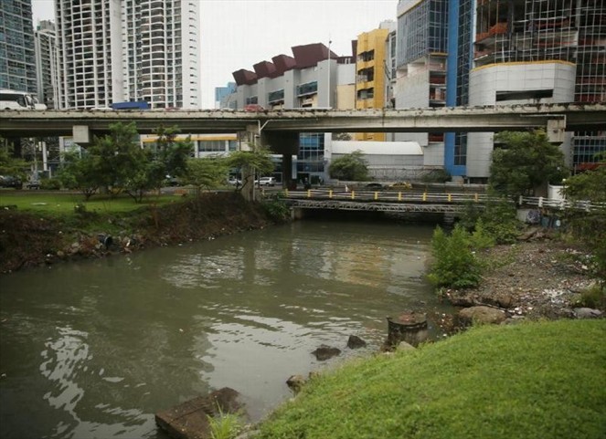 Noticia Radio Panamá | Ministro de Ambiente lamenta destrucción de barreras ecológicas en el Rio Matasnillo