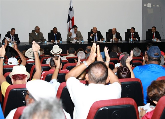 Noticia Radio Panamá | Comisión de Trabajo decreta receso para discutir proyecto sobre pago de bonos a jubilados