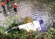 Noticia Radio Panamá | Se registran 6 muertos y 22 heridos tras accidente de busito que cae al río