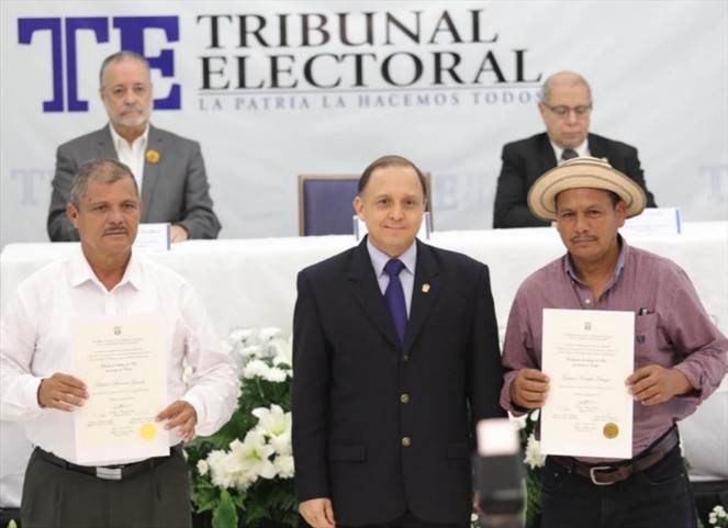 Noticia Radio Panamá | 80 alcaldes y vicealcaldes electos a nivel nacional reciben credenciales