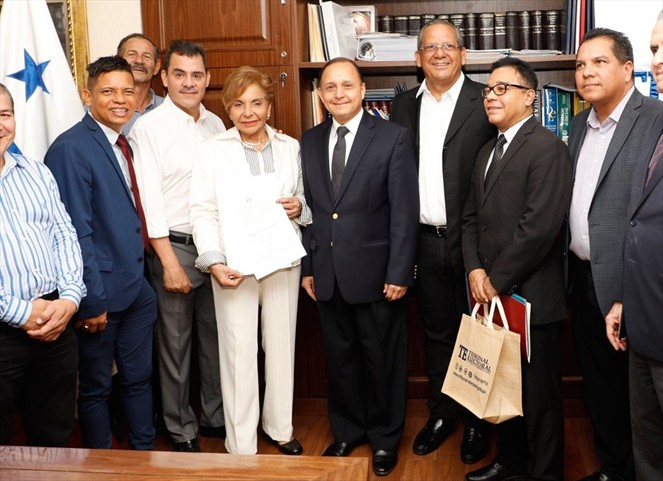 Noticia Radio Panamá | Diputada electa por el partido CD Mayín Correa recibe credenciales