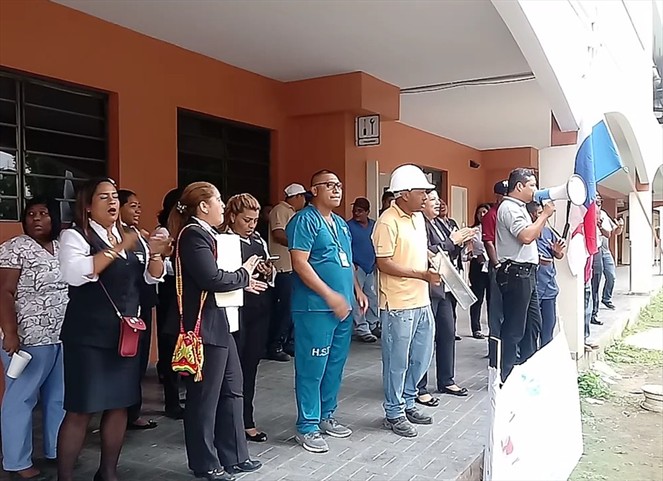 Noticia Radio Panamá | Administrativos del HST protestan por ajustes salariales