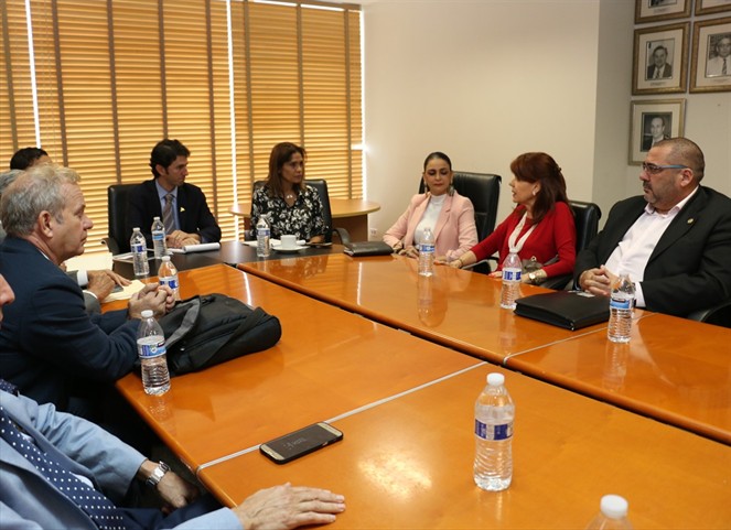 Noticia Radio Panamá | Administrador de la ATP se reúne con miembros de CAMTUR
