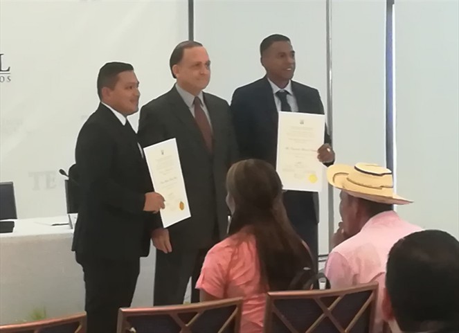 Noticia Radio Panamá | Entregan credenciales a Diputado inhabilitado en Colón