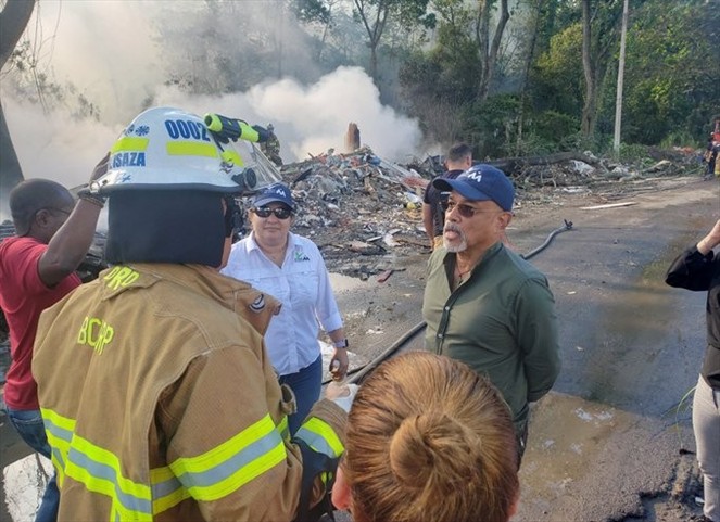 Noticia Radio Panamá | Tres estaciones de Bomberos atendieron incendio próximo a vertedero de cerro patacón