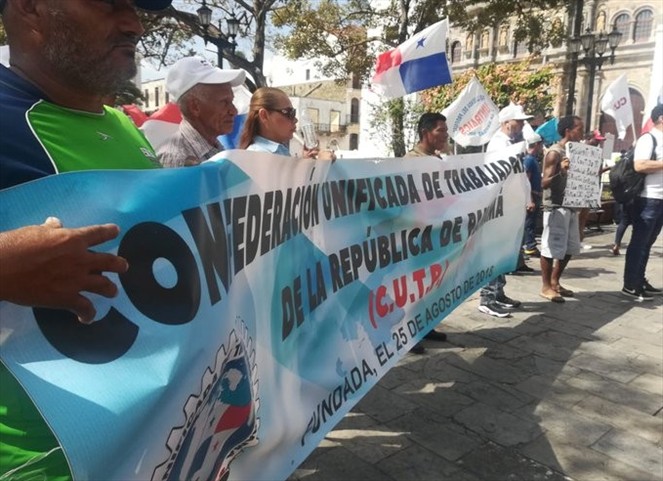 Noticia Radio Panamá | Confederación Unificada de Trabajadores de Panamá protesta frente al MITRADEL