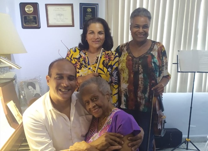Noticia Radio Panamá | Reconocen aportes de pianista Emily Butcher a la sociedad panameña en sus 104 años