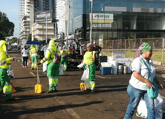 Noticia Radio Panamá | AAUD recolecta 90 toneladas de desechos en la Cinta Costera tras concluir carnaval