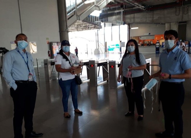 Autoridades de salud entregan mascarillas de tela a usuarios del Metro de Panamá en San Miguelito