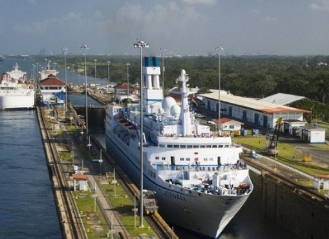 Noticia Radio Panamá | Canal de Panamá reitera normas marítimas para la protección de los cetáceos