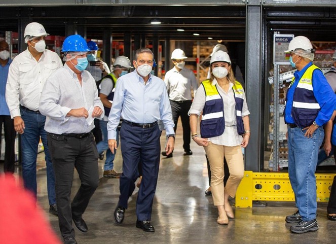 Noticia Radio Panamá | Autoridades del Gobierno recorren instalaciones de empresa dedicada a la producción de alimentos