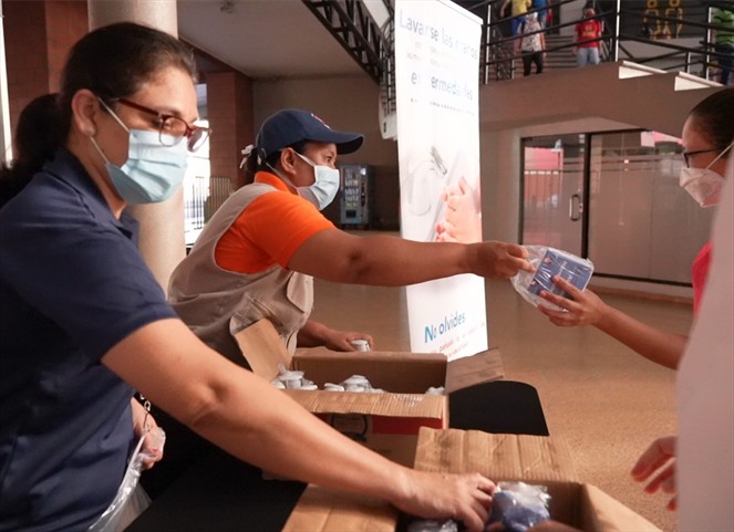 Noticia Radio Panamá | Promoción de Salud Metropolitana realizó entrega de mascarillas en Terminal de Albrook