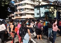 Noticia Radio Panamá | Protestan en los predios de la Junta Comunal de San Francisco para exigir la entrega de bonos solidarios