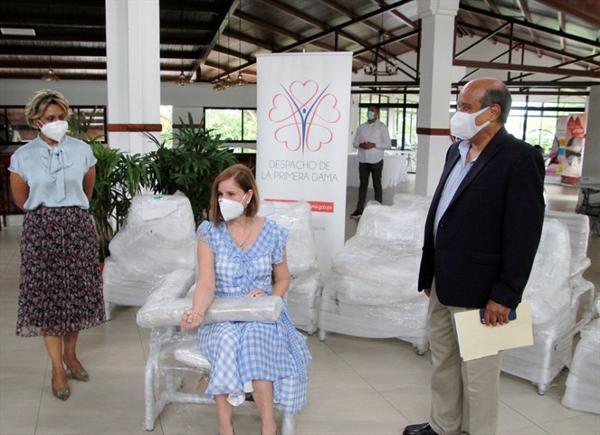 Noticia Radio Panamá | Ministerio de Salud recibe 10 sillas facilitadoras para la donación de sangre